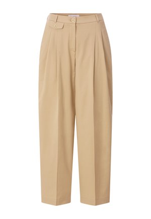 Bež hlače s visokim strukom, naborima, petljom za pojas s gumbom i suženim nogavicama, prikazane na bijeloj pozadini.