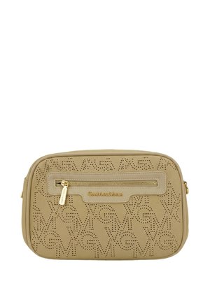 Borsa a tracolla beige di design con motivo logo traforato, tasca frontale con zip e dettaglio cerniera e nome del marchio in oro.