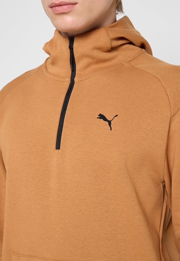 Bronzen hoodie met ritssluiting en hoge kraag, met zwarte rits en geborduurd zwart logo op de borst; zachte, gestructureerde stof.