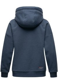 Sudadera con capucha de un azul oscuro y textura suave, con una capucha ancha, puños acanalados y una pequeña etiqueta de marca cerca del dobladillo.