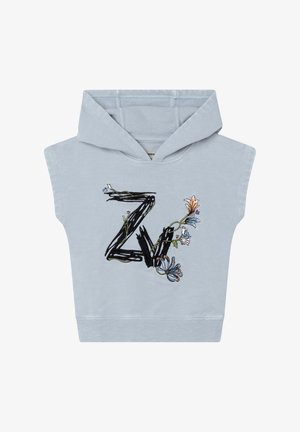 Jasnoniebieska bezrękawnik z kapturem posiada duże haftowane "Z" splecione z wzorami kwiatowymi. Miękka tkanina, luźny krój i kaptur.