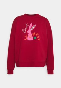 Sudadera roja con cuello redondo, que presenta un gráfico de un conejo rosa y el texto "Mejor Sudadera" en varios colores. Material de mezcla de algodón, ajuste casual.