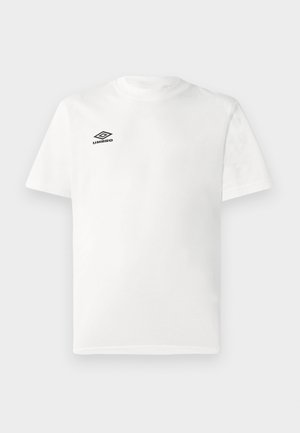 Vit t-shirt med kort ärm och svart Umbro-logga på vänster bröst, rund hals, enkel design, visad mot en ljus bakgrund.