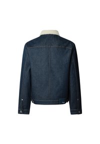 Chaqueta de denim en azul oscuro con un collar de borreguillo blanco, puños abotonados y una etiqueta en la cadera izquierda. Presenta detalles de costura visibles.