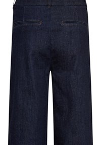Pantalones de mezclilla azul oscuro con un ajuste relajado, dos bolsillos traseros y costuras visibles que realzan una textura suave.