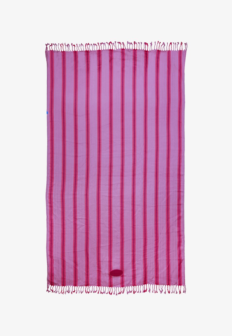 Textile rectangulaire rayé rose et rouge avec des bords à franges, posé à plat sur un fond blanc.
