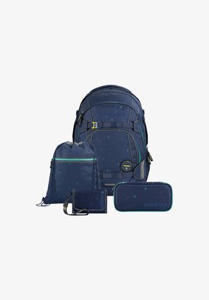 Marineblaues Rucksack-Set bestehend aus einem großen Rucksack mit Mustern, einem Turnbeutel, einem kleinen Portemonnaie und einem Federmäppchen, mit kontrastierenden grünen Akzenten.