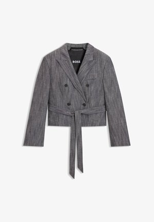 Szürke, rövidített, kettős soros gombolású blézer övvel, texturált anyagból. Széles hajtókával és fekete gombokkal rendelkezik. Belső márkajelzés.