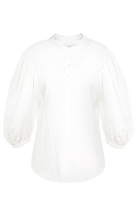 Blusa bianca in tessuto con colletto alto, tre bottoni e maniche a sbuffo. Orlo dritto e tessuto morbido. Nessun motivo o accento visibile.