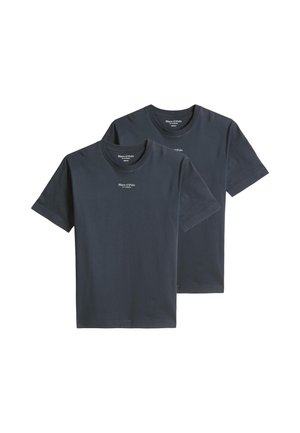 Due semplici T-shirt grigio scuro a maniche corte con scollo rotondo e piccoli loghi bianchi Marc O'Polo sul petto, esposte su sfondo bianco.