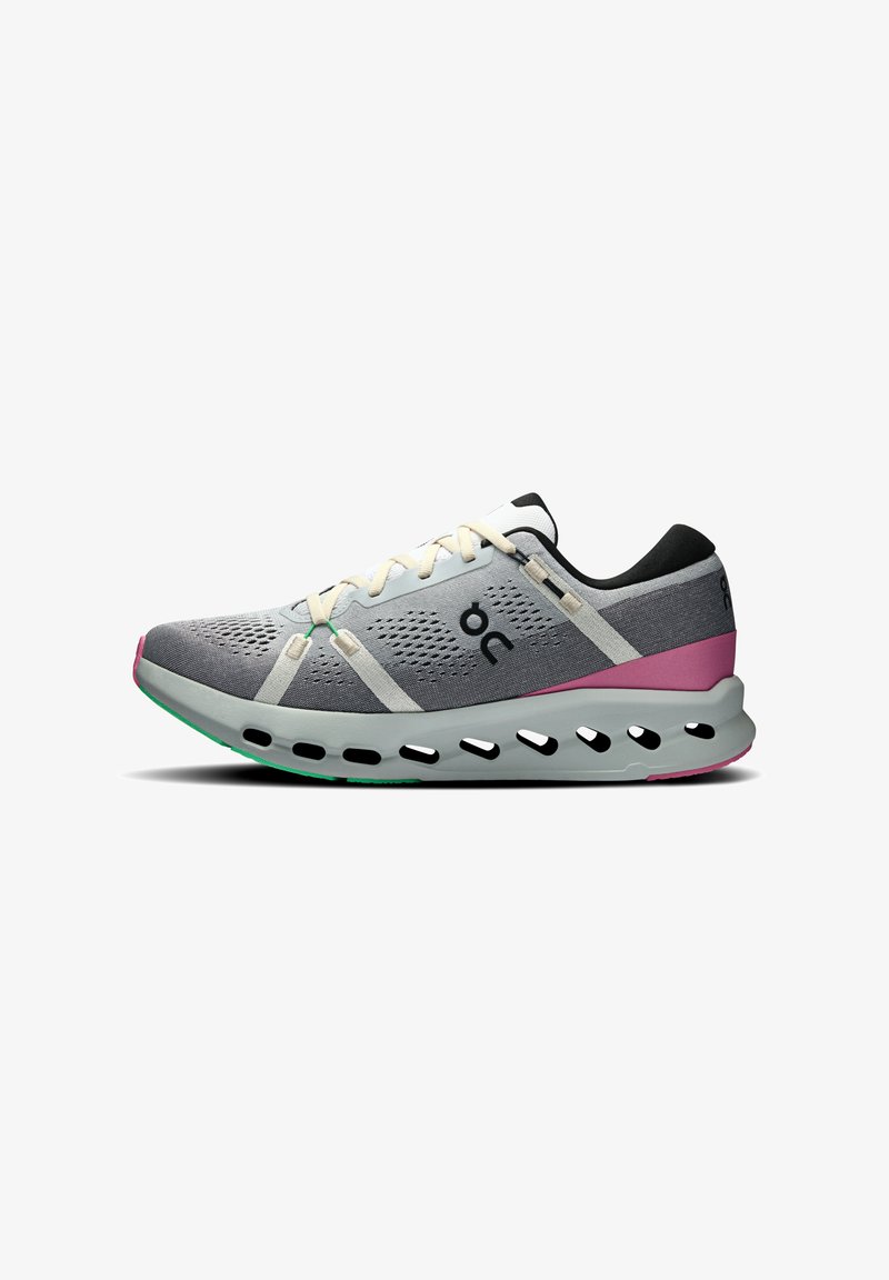 Zapatilla de correr gris y rosa con parte superior de malla transpirable, forma redondeada, cordones planos y suela acolchada con agujeros de ventilación.