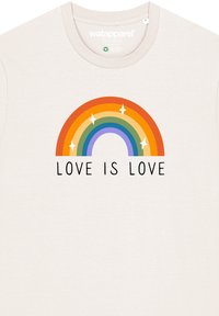 Lichtbeige katoenen t-shirt met een regenboogafbeelding in oranje, geel, groen, blauw en paars, en de tekst "LIEFDE IS LIEFDE."