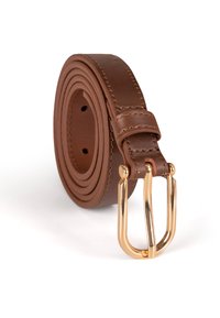 Ceinture en cuir marron roulée avec coutures visibles et boucle métallique dorée brillante sur fond blanc.
