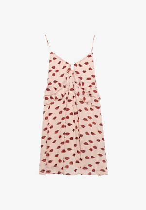 Satin slipdress in lichtroze met rode lippenpatronen. Heeft dunne bandjes, een keyhole rug en ruches aan de voorkant.