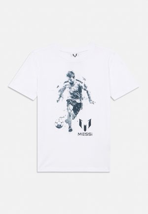 T-shirt blanc présentant un graphisme stylisé d'un joueur de football en mouvement avec un ballon et le logo Messi en dessous, dans des tons noirs et gris.