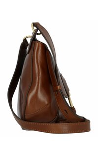 Borsa a mano in pelle marrone con una superficie liscia, forma curva, dettagli in ottone e una tracolla regolabile, mostrata di lato.