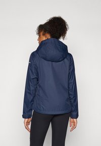 Marineblauwe waterdichte jas met kap, voorzien van een gladde textuur en elastische manchetten, ontworpen voor buitengebruik.