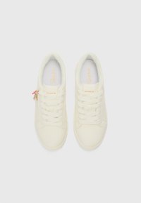 Sneakers bianchi realizzati in un materiale liscio, con punta rotonda, allacciatura frontale e un piccolo charm decorativo sul lato. Include una soletta con marchio.