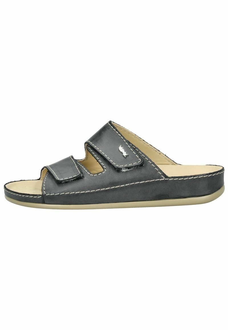 Sandale à glissière en cuir noir avec deux sangles ajustables, coutures blanches contrastantes, design à bout ouvert et semelle en caoutchouc beige basse.