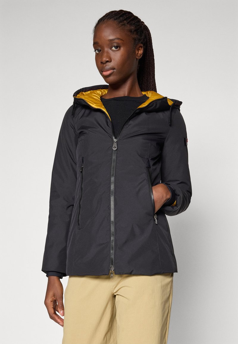 Schwarze Zip-Jacke mit geliner Kapuze, entworfen mit einer taillierten Silhouette und zwei seitlichen Taschen. Glatter Stoff mit matter Oberfläche.