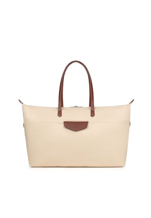 Grand sac cabas couleur crème avec poignées en cuir marron et petit rabat de poche avant, sur fond blanc.