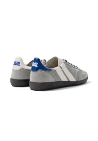 Paire de baskets en daim gris avec bandes blanches sur les côtés, languettes bleues au talon, lacets bleus et semelles noires texturées, vues de dos et de côté.
