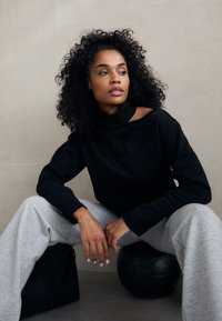 Champion EMOTIONAL DANCE HIGH NECK OPEN SHOULDER - Mikina - schwarz