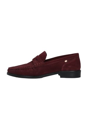 Bordeaux suède loafer met lage zwarte hak, mocassin-stiksels en een decoratief riempje over de wreef.