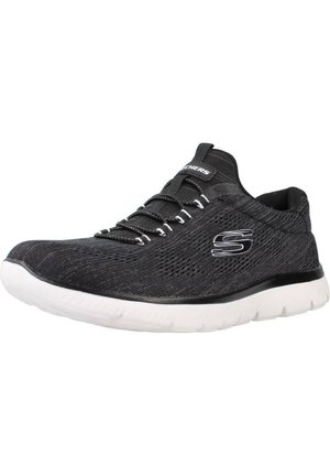 Zwarte Skechers sportschoen met witte zool, een slip-on mesh bovenwerk, elastische veters en logo op de zijkant en tong.
