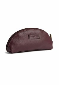 Bordo spalvos odinė pieštukinė su apvalia forma, užtrauktuko uždarymu ir tekstūruotu paviršiumi. Disponuoja mažyte iškilusia etikete.