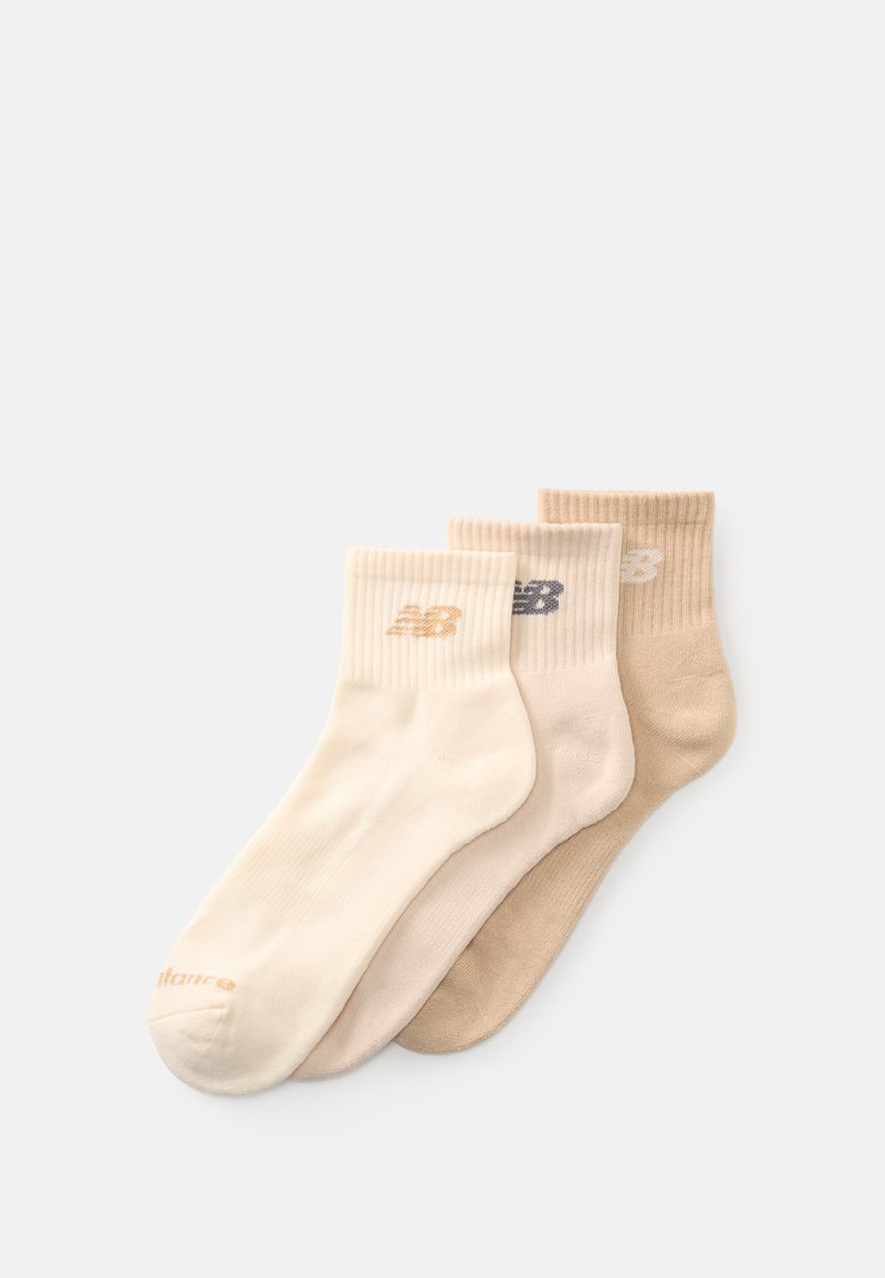 Drei Paar knöchellange Socken in Creme, Beige und Hellbraun, jeweils mit einem gerippten Bund und einem kleinen Logo nahe der Oberseite.