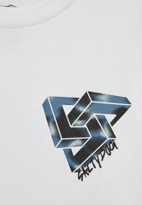 Balta kokvilnas T-kreklu ar zilu un melnu ģeometrisku grafisko dizainu un tekstu "SALTYDOG" treknā fontā apakšā.