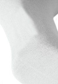 Weiße Baumwollsocke mit einer glatten Textur, die ein dünnes geripptes Design aufweist. Der Stoff wirkt leicht und dehnbar.