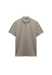 Koszulka polo w jasnobrązowym kolorze, wykonana z gładkiego materiału. Posiada klasyczny kołnierzyk, zapięcie na trzy guziki oraz krótkie rękawy z kontrastowym wykończeniem.