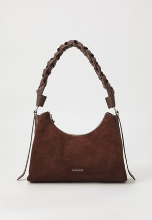 Braune Wildleder-Handtasche mit geschwungener Silhouette, geflochtenem Ledertragegurt und silbernem Reißverschluss. Hat ein kleines Logo auf der Vorderseite.