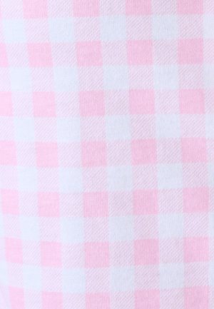 Tissu à carreaux vichy rose et blanc avec des carrés régulièrement espacés et une texture tissée douce.