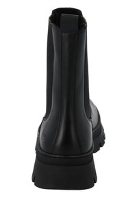 Botín negro hasta el tobillo con un acabado de cuero liso, paneles laterales elásticos y una suela gruesa y texturizada. Presenta un lazo para ponérselo fácilmente.