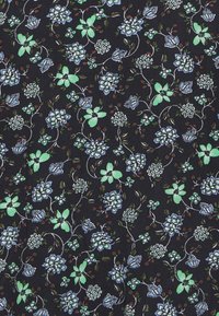 Tissu noir avec un imprimé floral, présentant des fleurs bleues et vertes avec des détails complexes, entrecoupées de petites accents blancs.