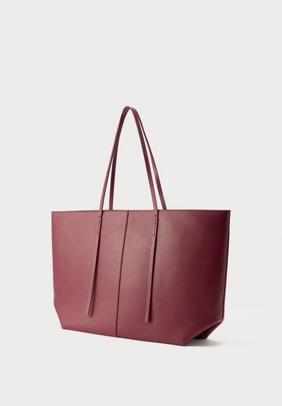 Τσάντα tote από δέρμα βουργουνδίας με δύο μακριές λαβές, ορθογώνιο σχήμα, λεία υφή και δύο κάθετες ραφές στο μπροστινό μέρος.