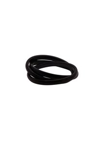 Zwarte rubberen bangle armband met verstrengelde lussen, een gladde textuur en een minimalistisch ontwerp. Geen zichtbare patronen of accenten.