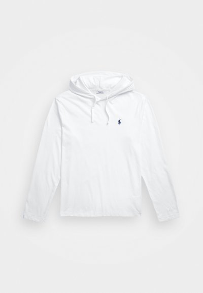 Biała, długa bluzka z długim rękawem i kapturem, wykonana z miękkiego materiału, z przednią kieszenią typu kangur i małym granatowym logo na klatce piersiowej.