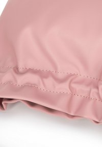 Angolo di borsa in finta pelle rosa con texture arricciata, caratterizzata da cuciture visibili e una leggera lucentezza. Nota per la sua superficie liscia.