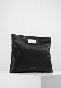 Svart läder tote-väska med ett rektangulärt handtag, slät textur, minimalistisk design och silverfärgad branding längst ner.