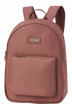Zaino marrone Dakine con spallacci imbottiti, tasca frontale con zip e patch con il logo al centro in alto.