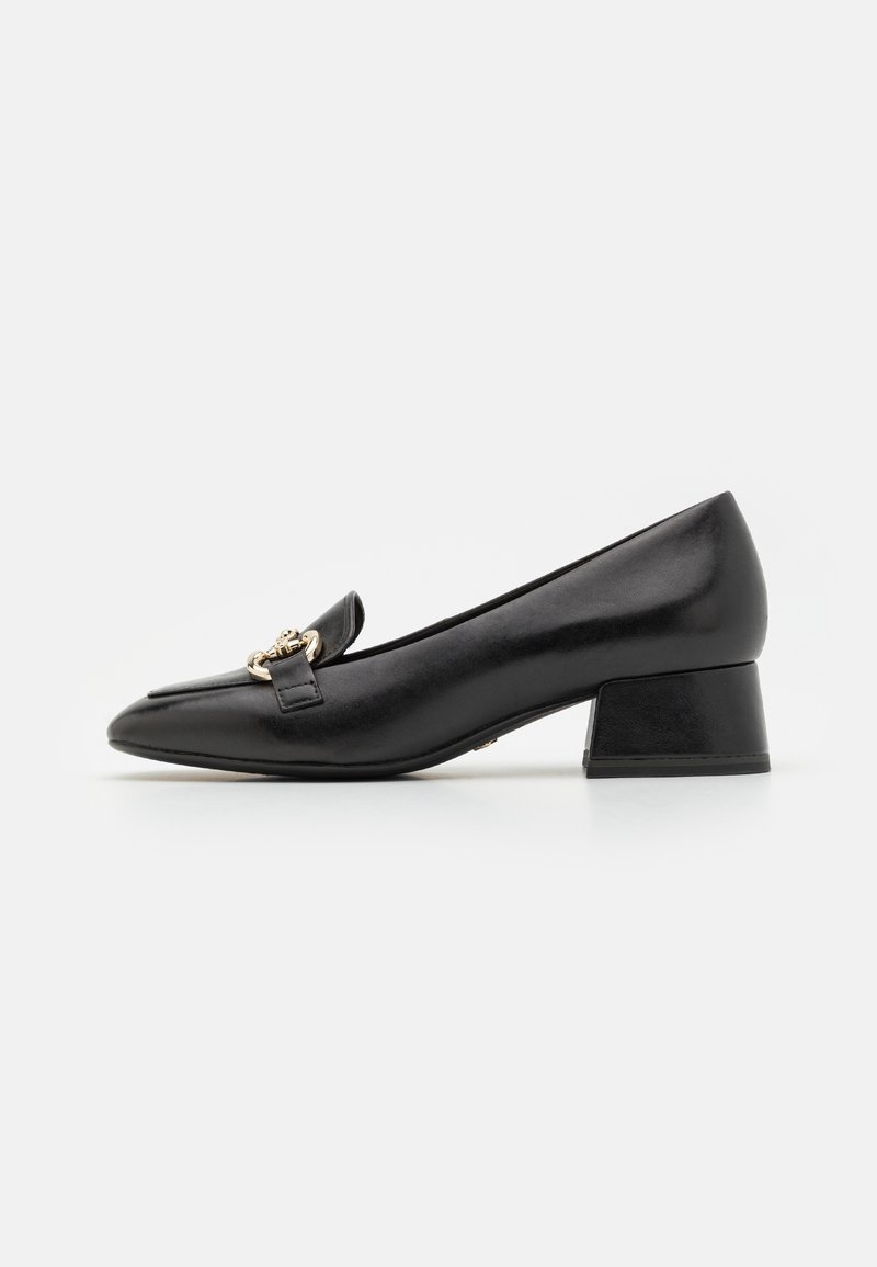 Escarpin en cuir noir avec bout arrondi, talon carré plat et ornement doré décoratif à l'avant. Texture lisse avec peu de détails.