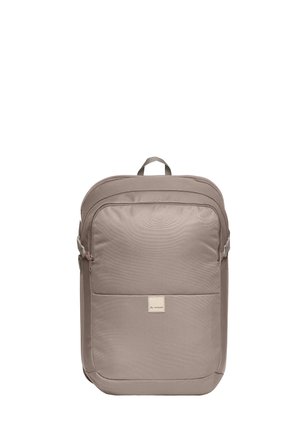 Rechteckiger taupefarbener Rucksack mit Frontreißverschlusstasche, Tragegriff oben und dezentem Logopatch in der Mitte.