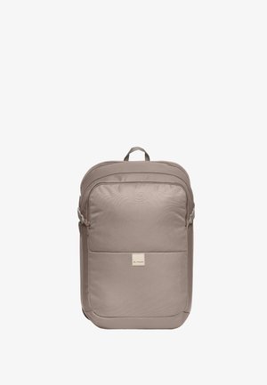 Mochila rectangular color topo con bolsillo frontal con cremallera, asa superior y parche de logo sutil en el centro.