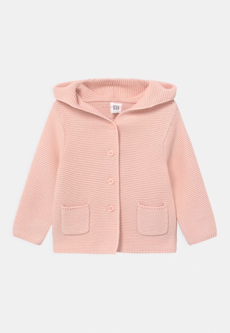 Cardigan en maille rose douce pour tout-petit avec capuche, boutons sur le devant et deux petites poches avant sur fond blanc.