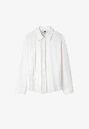 Witte blouse met lange mouwen, knopen, kraag en verticale plooien en kanten details aan de linkerkant vooraan.