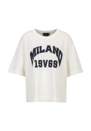 T-shirt blanc à manches courtes avec le texte noir « MILANO 19V69 » imprimé sur le devant en typographie audacieuse et courbée.